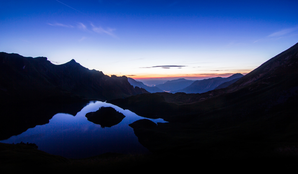 Горы и ночная тишина