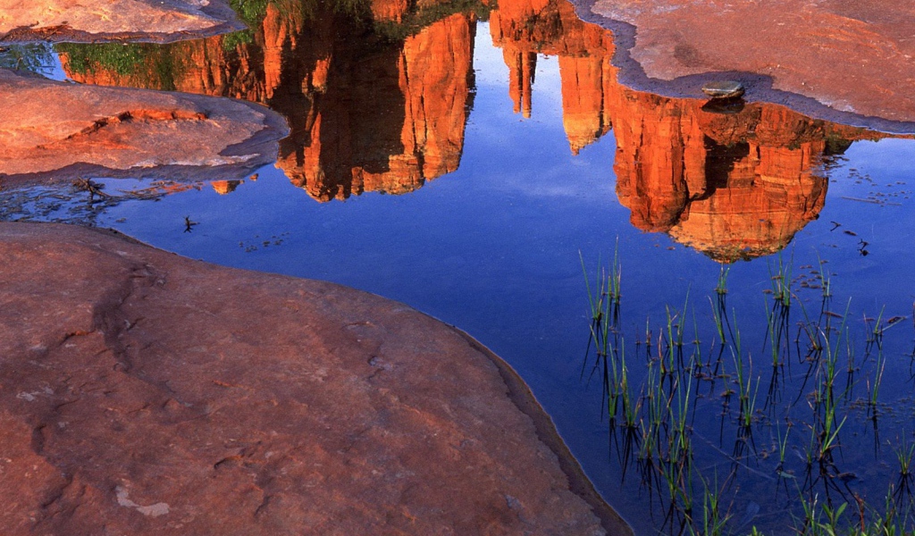 Горы отражаются в воде