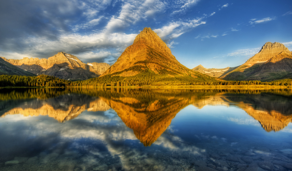 Горы освещенные солнцем и озеро