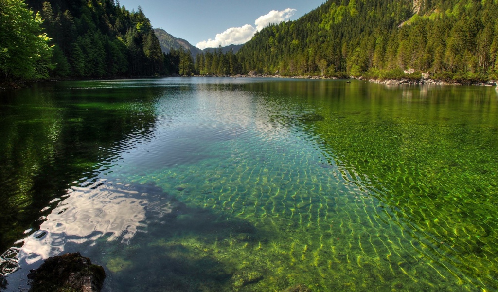 Тихое озеро среди гор