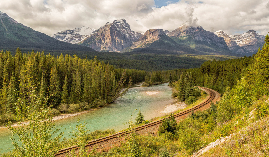 Железная дорога у гор