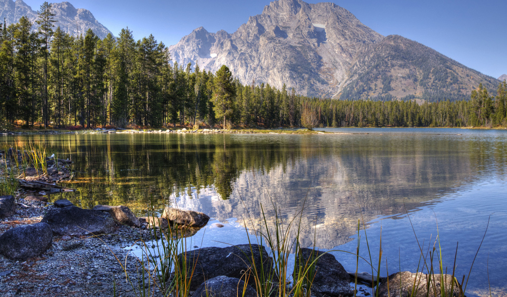 Отражение горы в озере