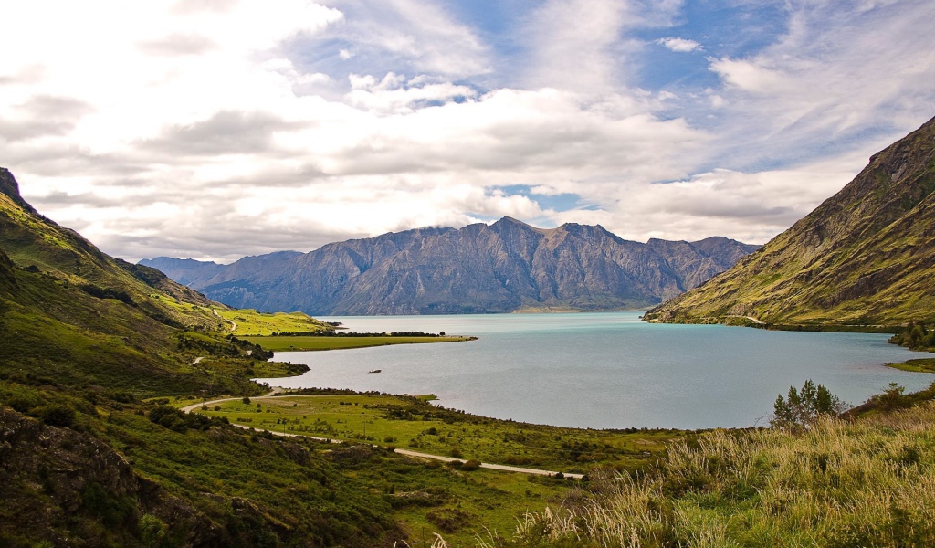 Дорога по берегу залива