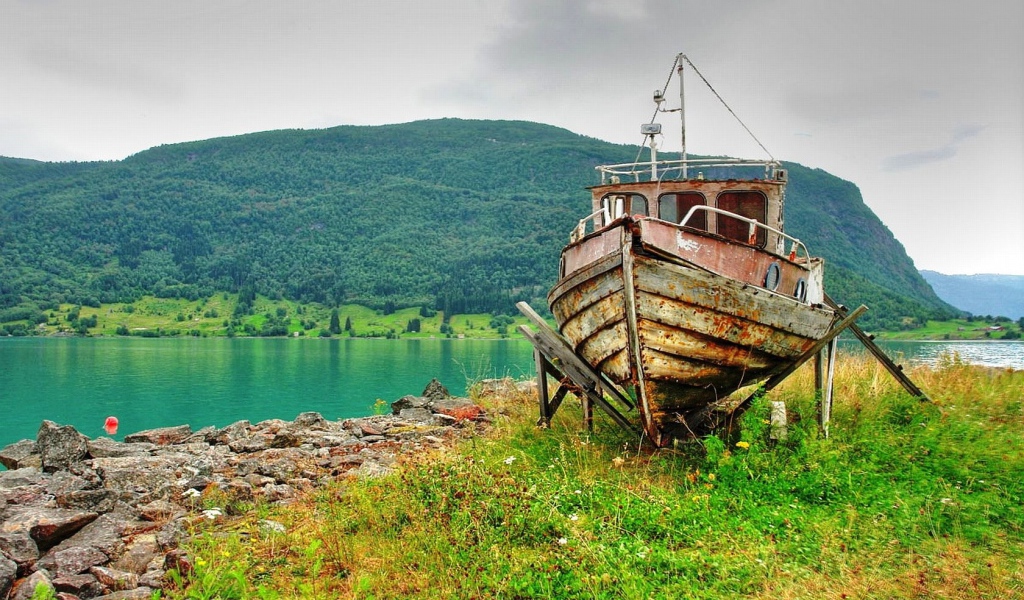 Сарая лодка на берегу