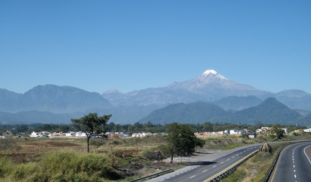 Белоснежная вершина горы