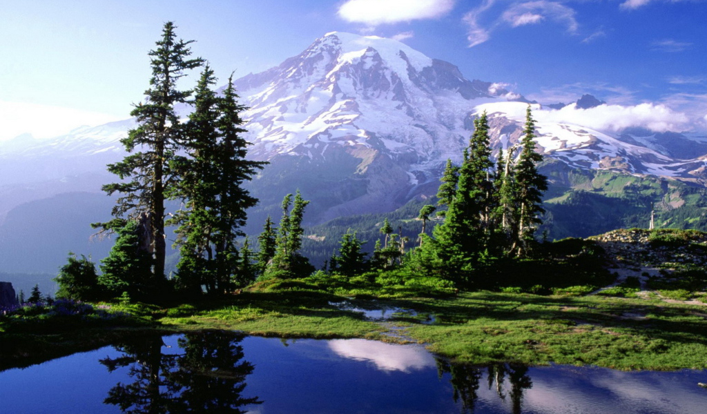 Снежная гора вдали