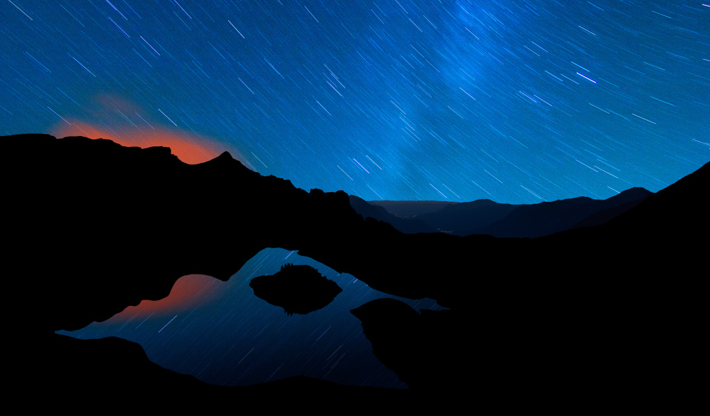 Ночное звёздное небо и горы
