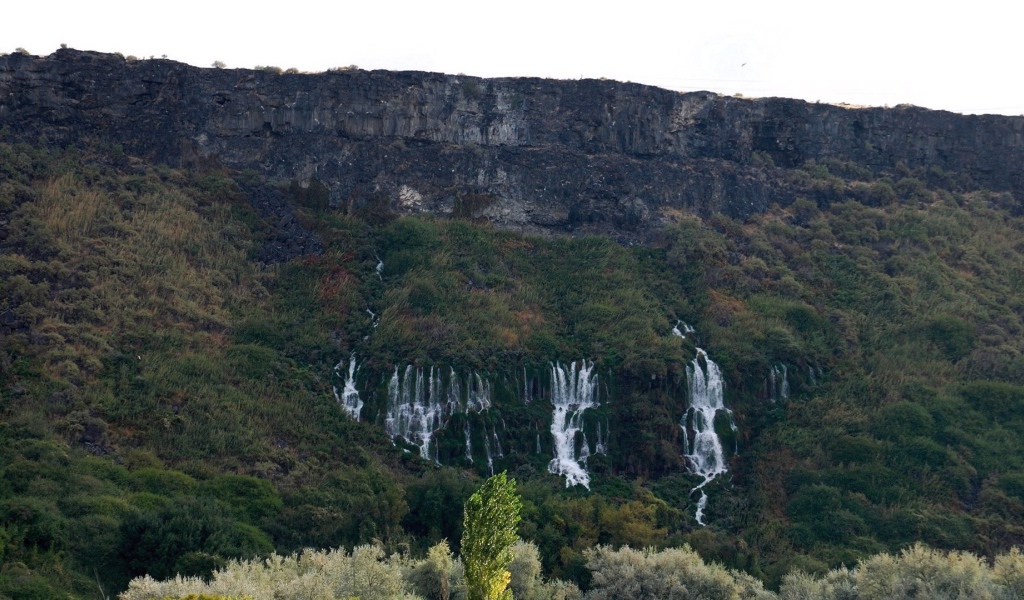 Потоки воды текущие с гор
