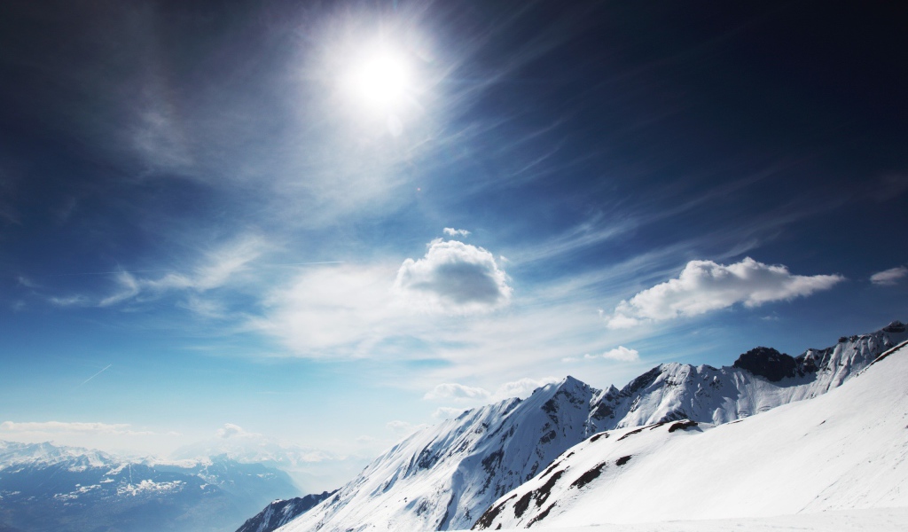 Солнечные заснеженные горы
