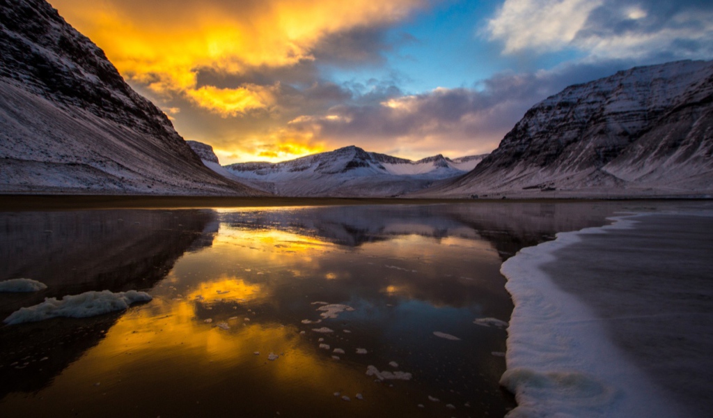Закат над горным озером
