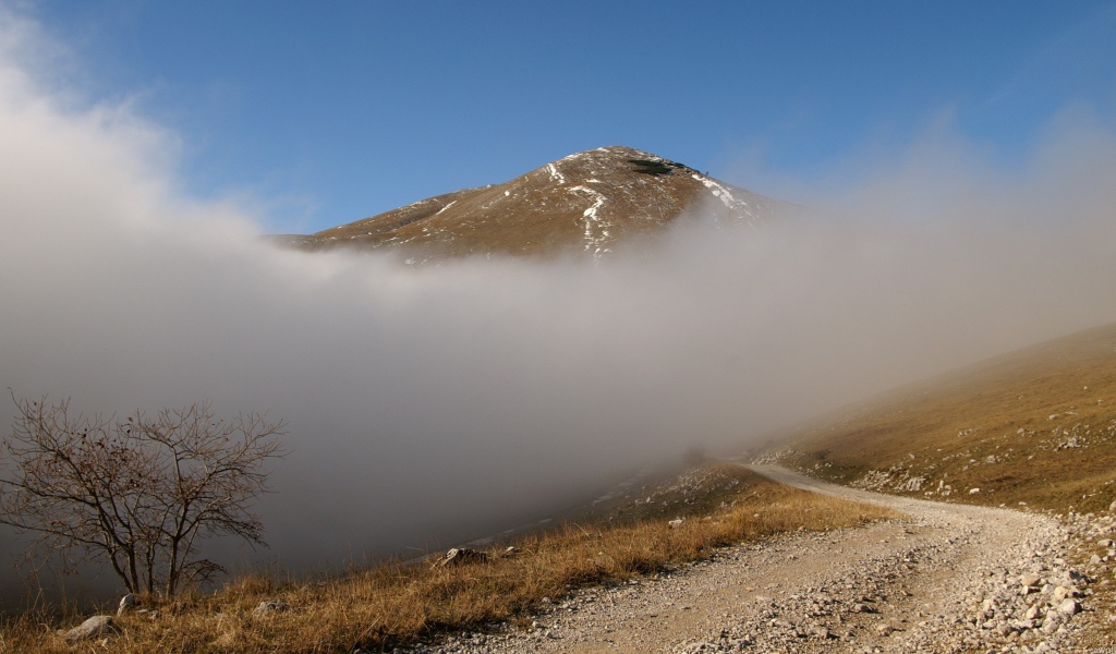 Облако закрыло гору