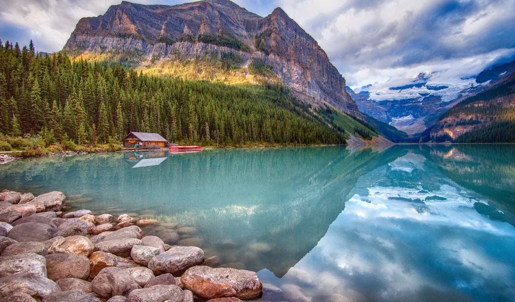 Дом на берегу горного озера