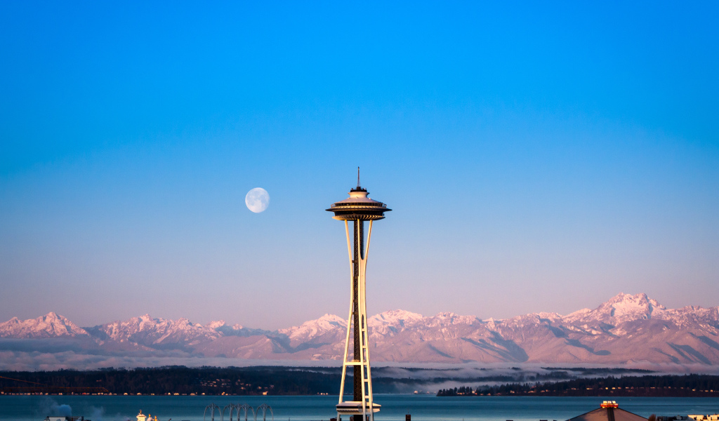 Башня на фоне гор