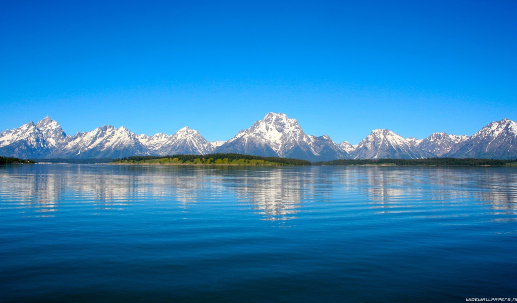 Белые горы на берегу озера