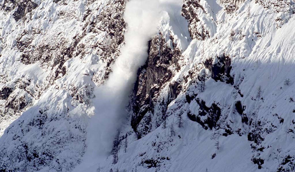 Сход лавины в горах