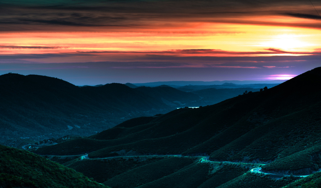 Дорога на склоне горы
