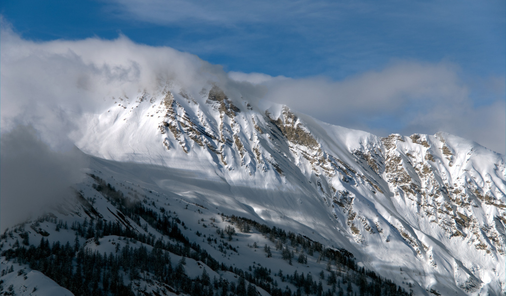 Снежные вершины в облаках