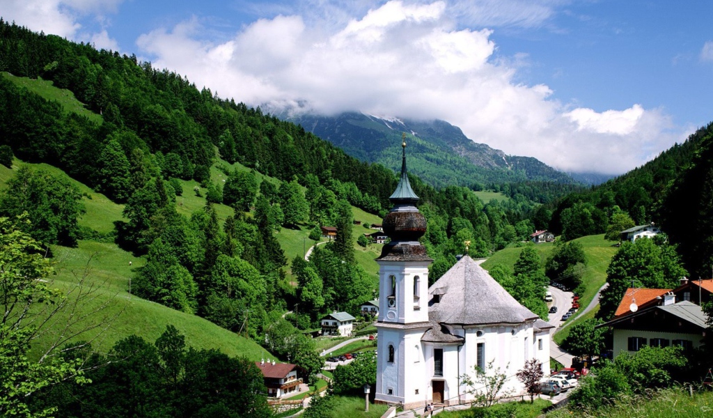 Белая часовня в горах