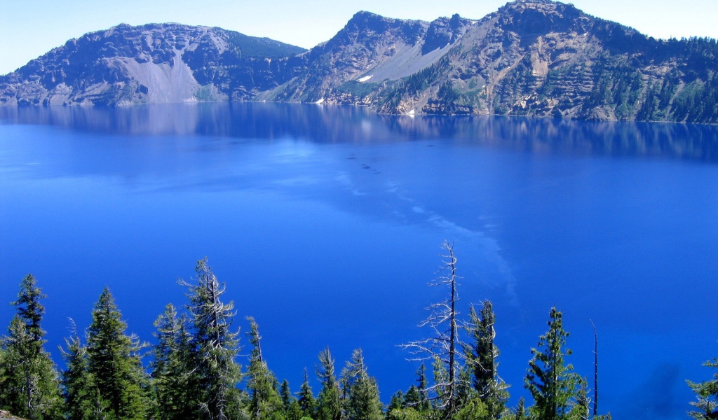 Синее горное озеро