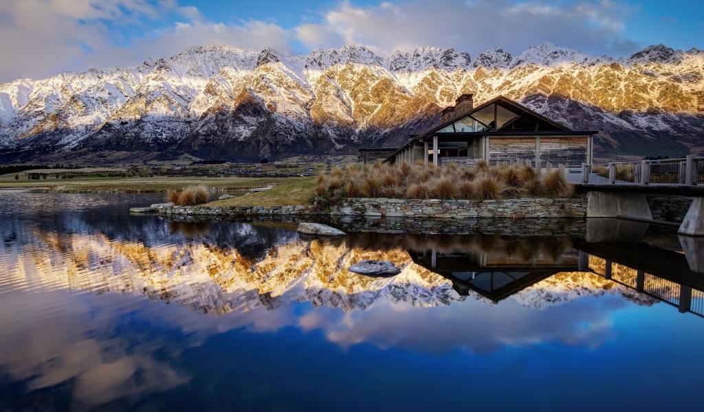 Дом около горного озера