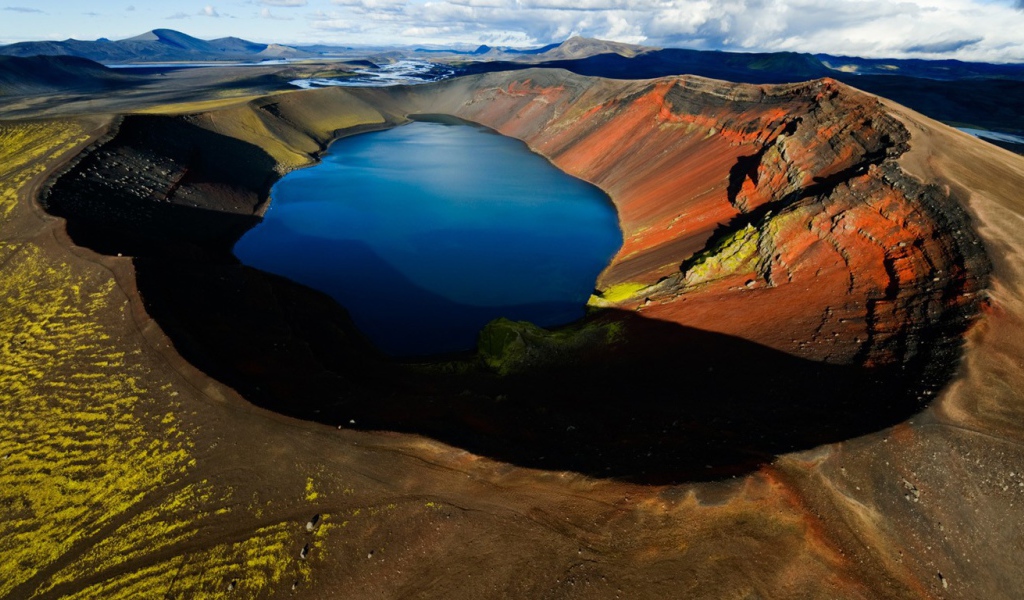 Озеро в кратере вулкана