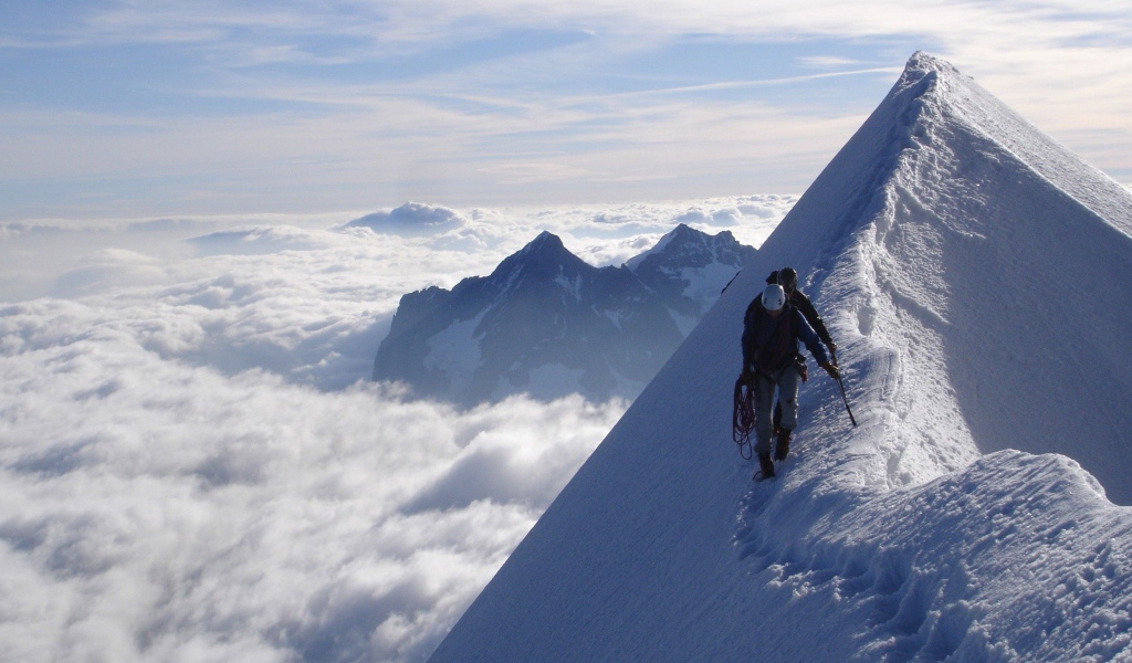 Люди идут на вершину горы