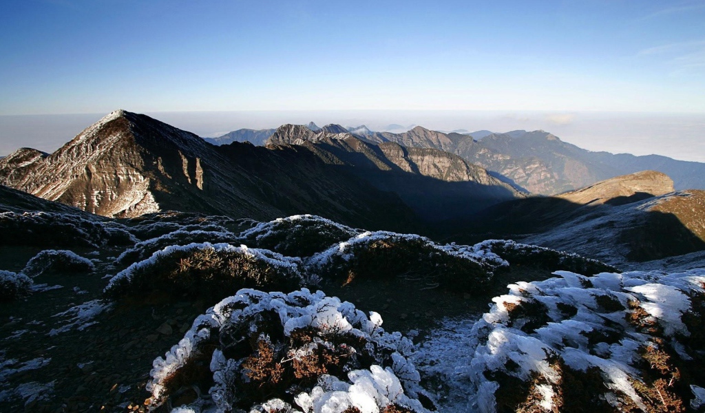 Снежные фигуры на горах