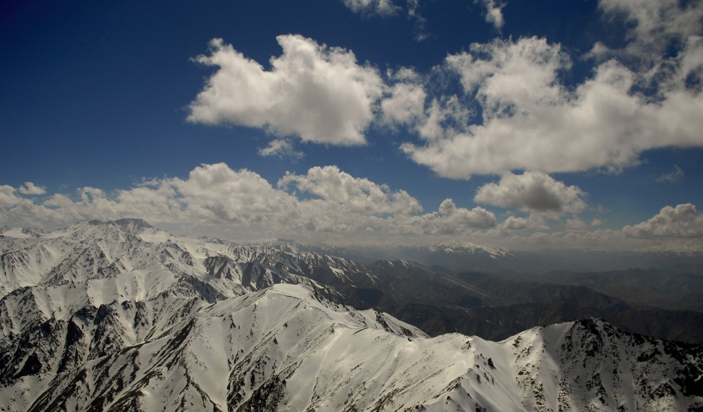 Снежные вершины гор