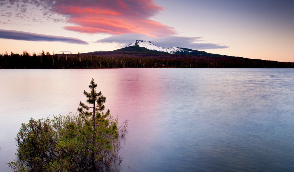 Белая гора за озером
