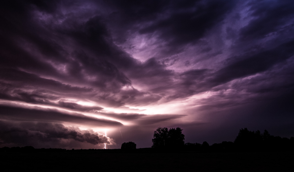 Яркая молния ночью