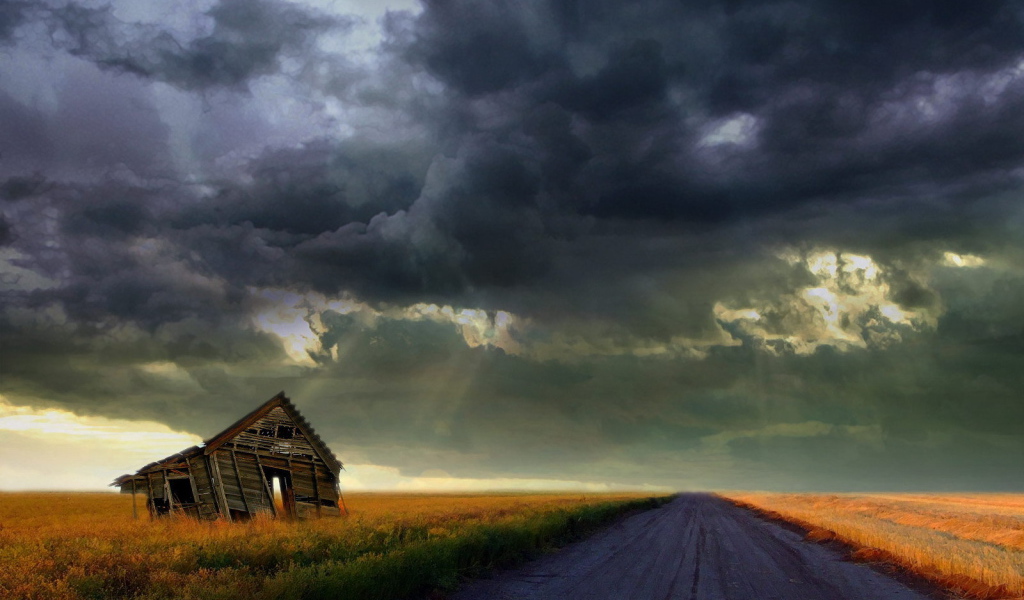 Старый дом около дороги