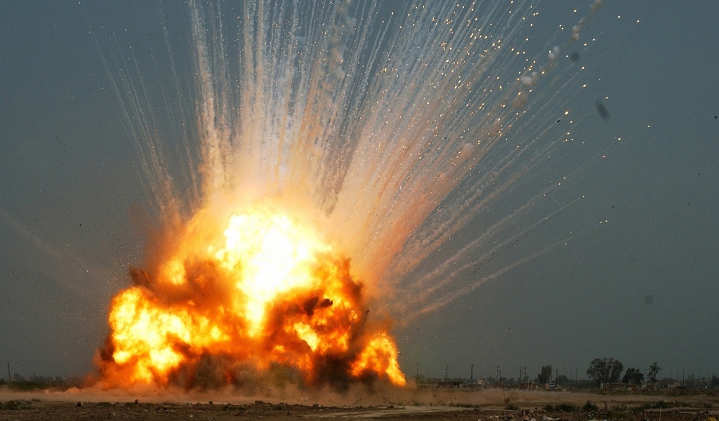 Оранжевое пламя взрыва