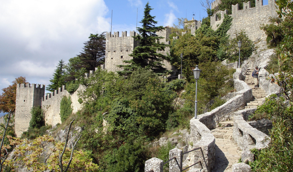 Лестница  в старинную крепость