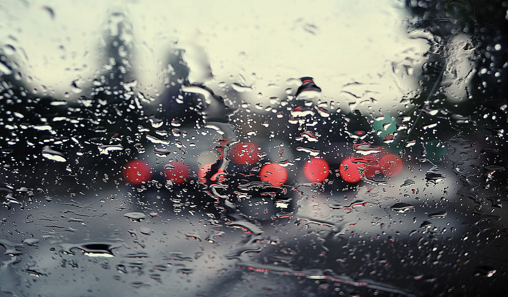 Вид через мокрое стекло