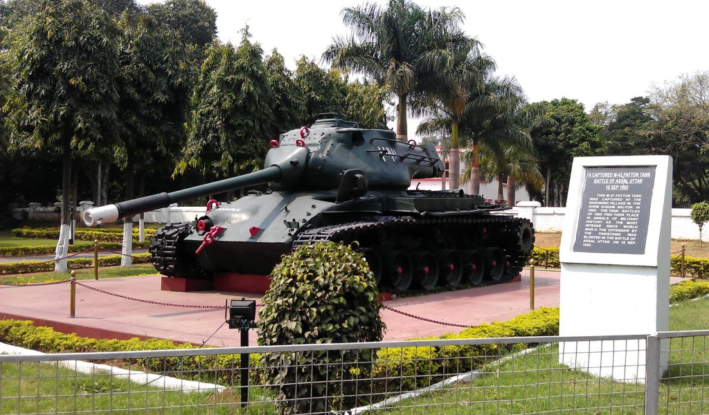 Танк памятник