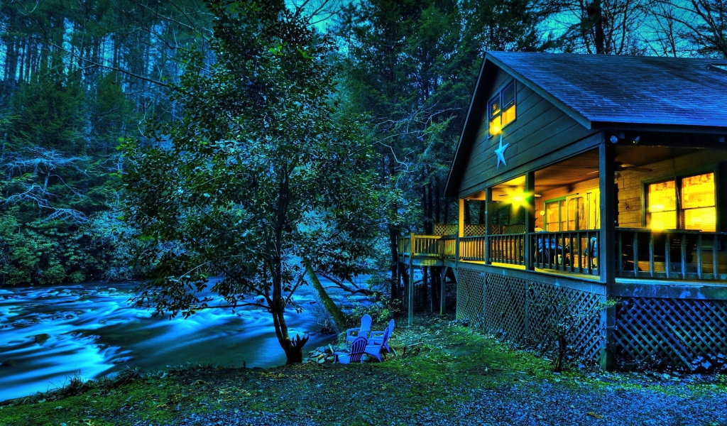 Дом около реки