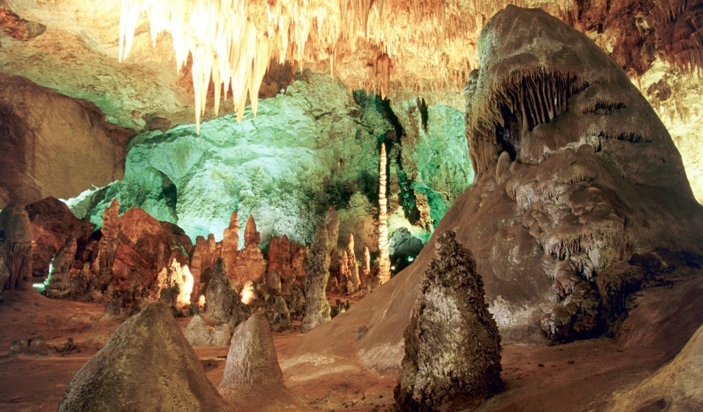 Сталактиты в пещере