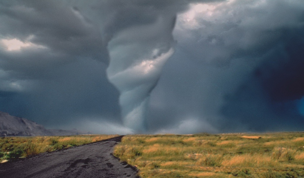Торнадо на дороге