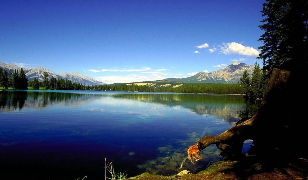 Голубое озеро среди гор