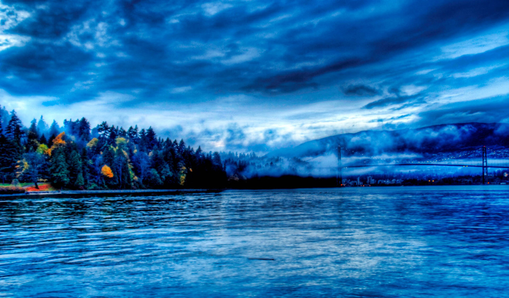 Синие сумерки на озере