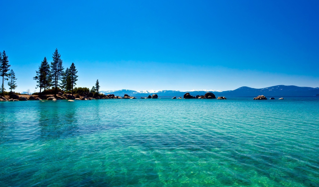 Голубая вода в озере