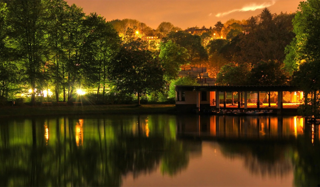 Золотой вечер на озере