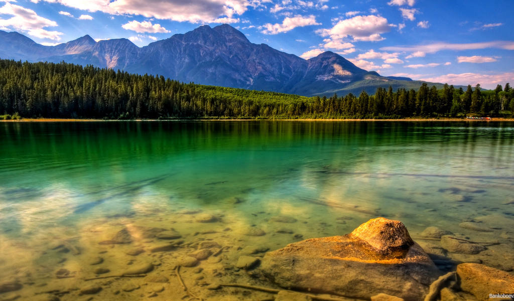 Зеленое горное озеро