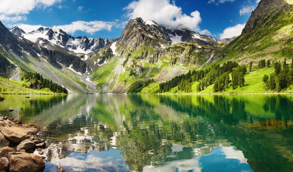 Зеленые скалы на берегу озера