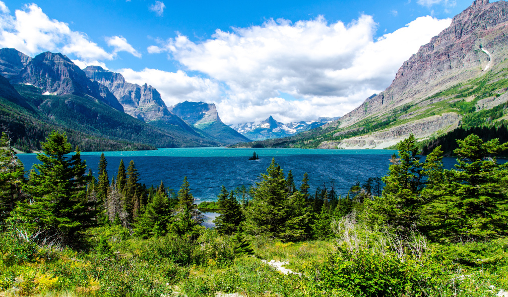 Озеро среди скал