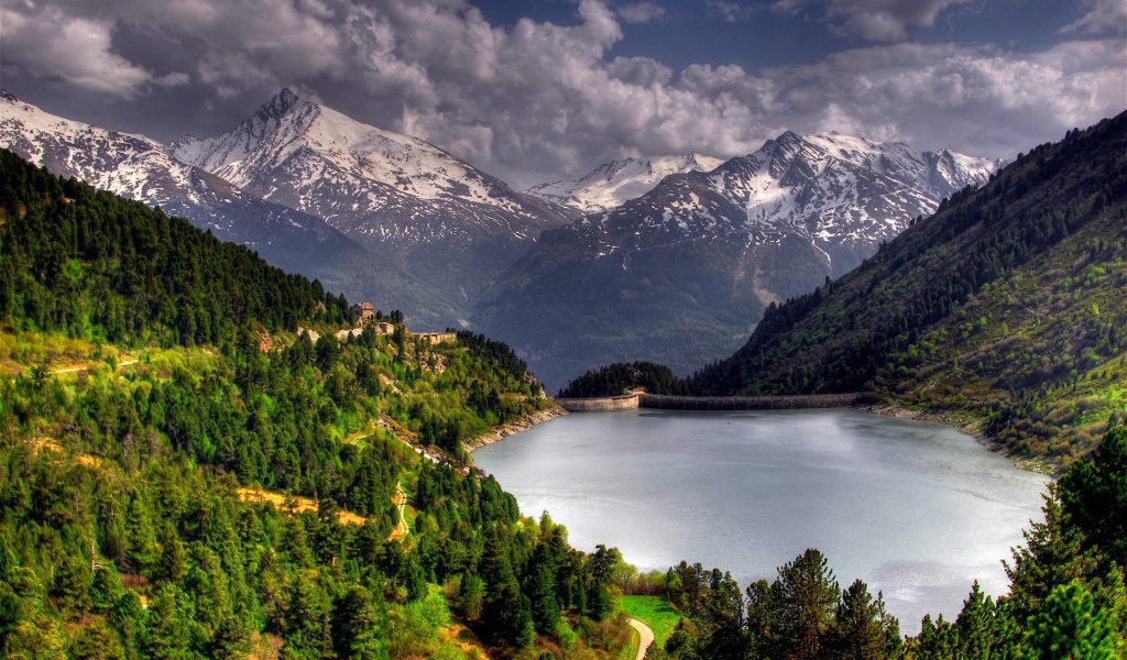 Озеро в горной долине