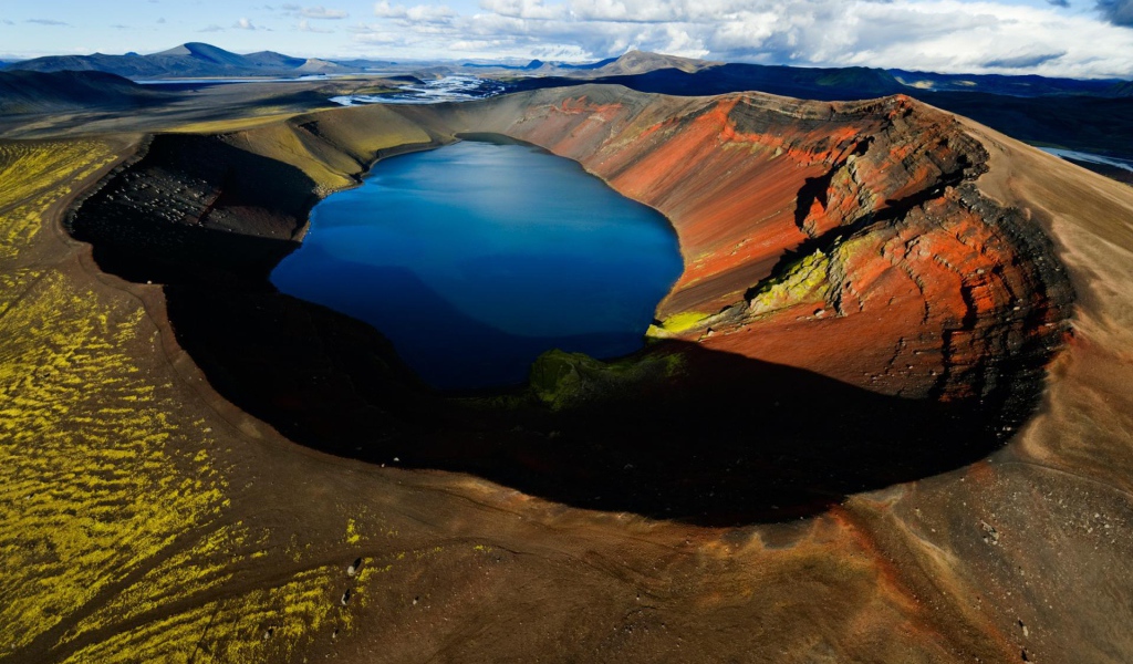 Озеро в кратере вулкана