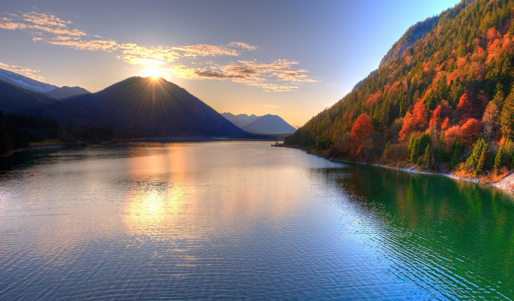 Озеро среди осеннего леса