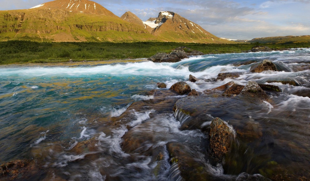 Пейзаж с бурной рекой
