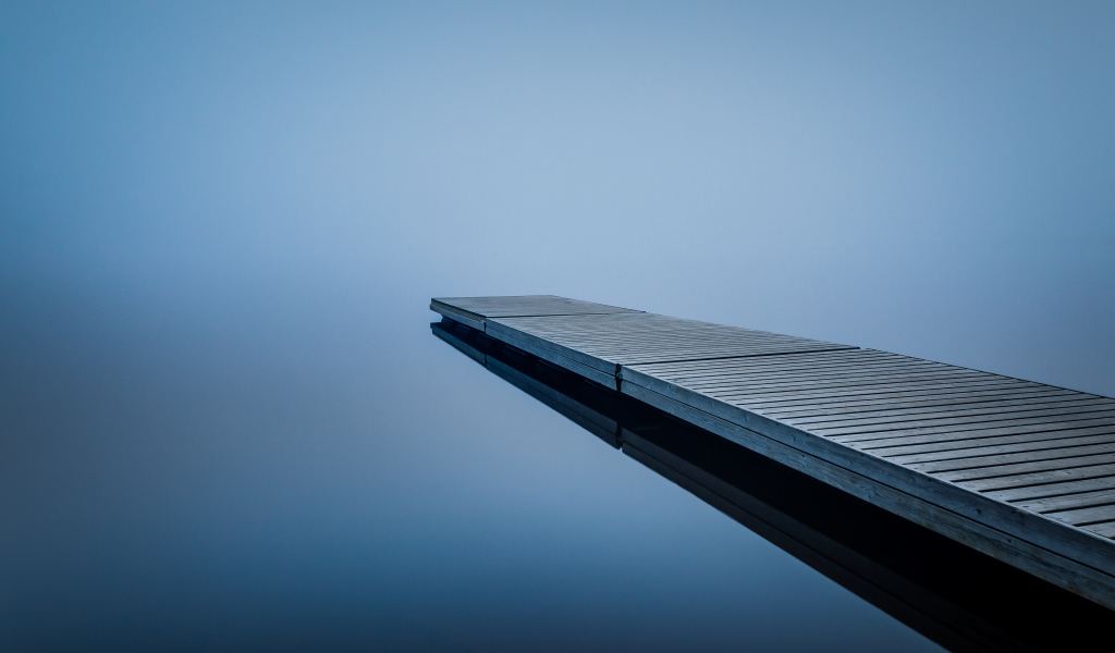 Одинокий мост у озера